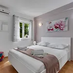 Rosalia Apartamento Makarska